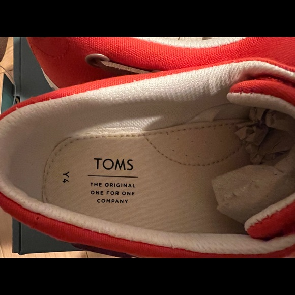 Brand new never worn in the box Toms Pasadena Youth Size 4 - Picture 9 of 9